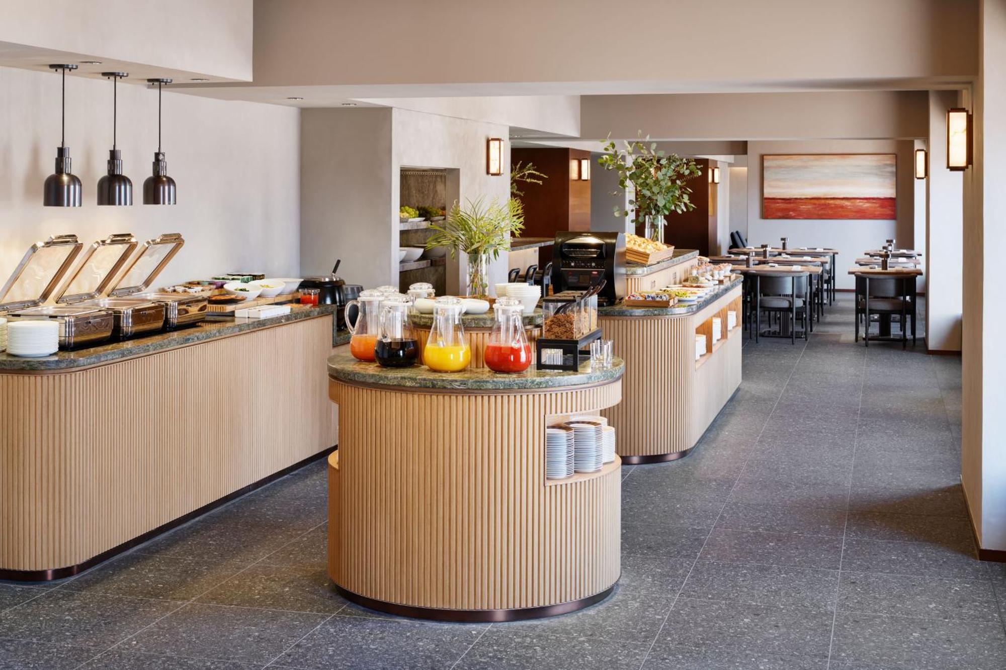 Rihga Royal Hotel Osaka, Vignette Collection By Ihg Exterior foto The buffet at the lounge