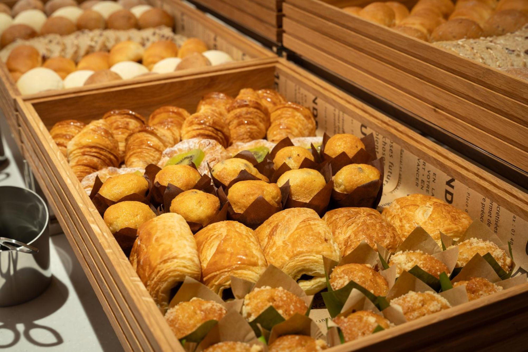 Rihga Royal Hotel Osaka, Vignette Collection By Ihg Exterior foto Croissants and other pastries