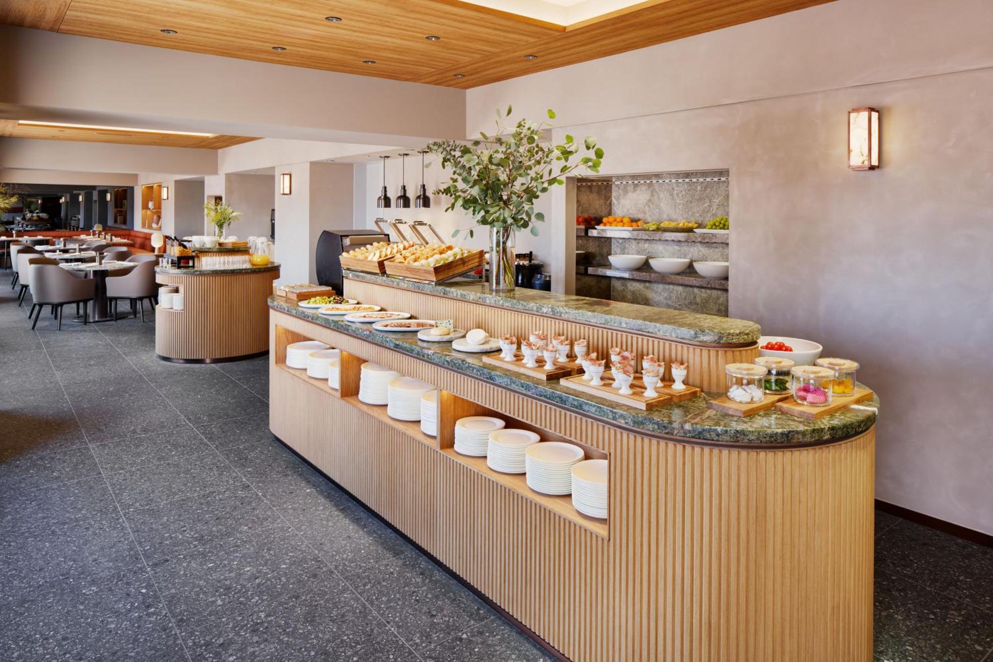 Rihga Royal Hotel Osaka, Vignette Collection By Ihg Exterior foto The buffet at the lounge